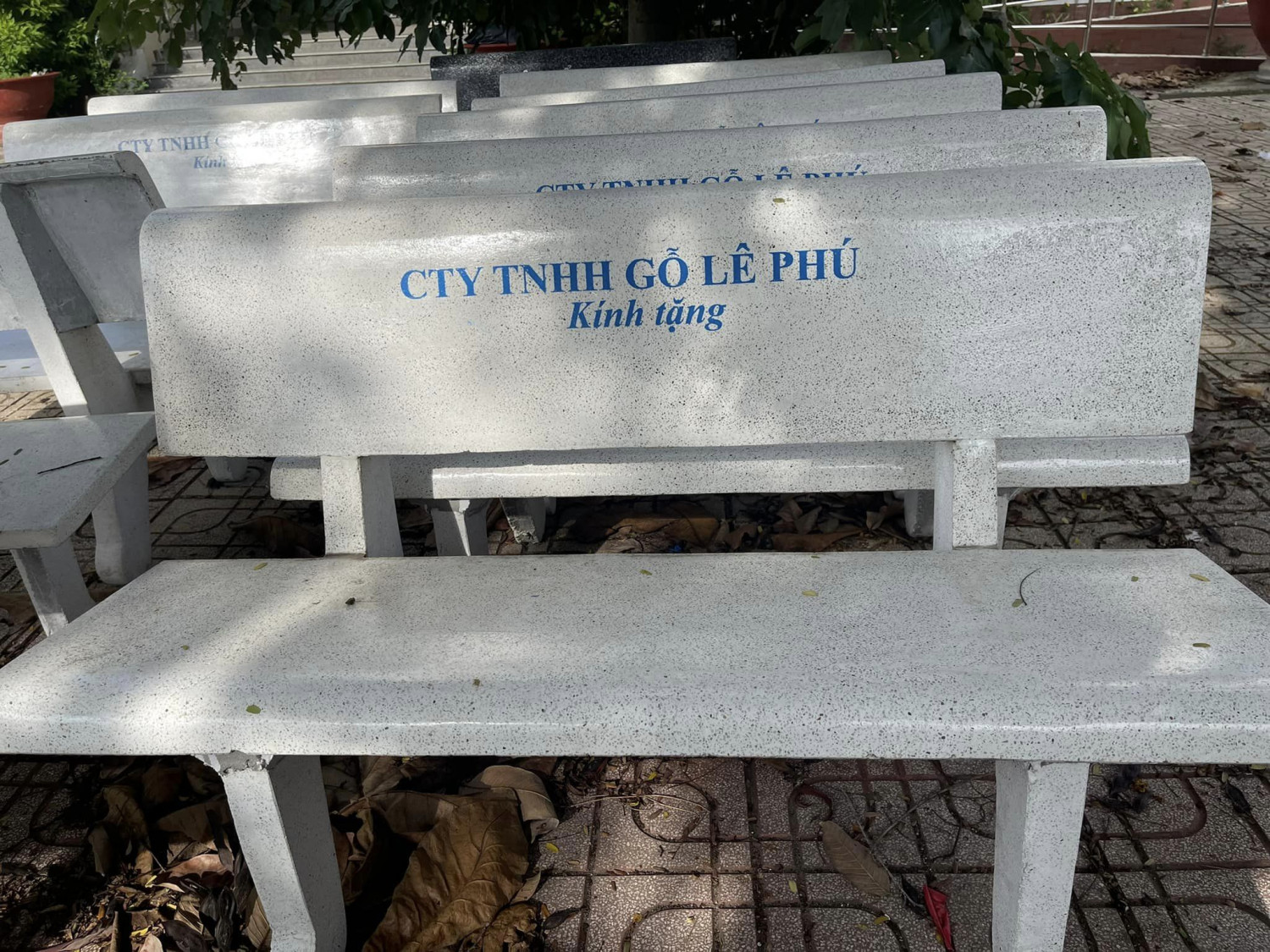 Công ty TNHH gỗ Lê Phú trao tặng ghế đá